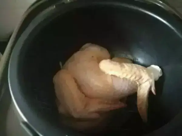 一隻雞一個電飯煲，一家人夠吃一頓了，實在太香了