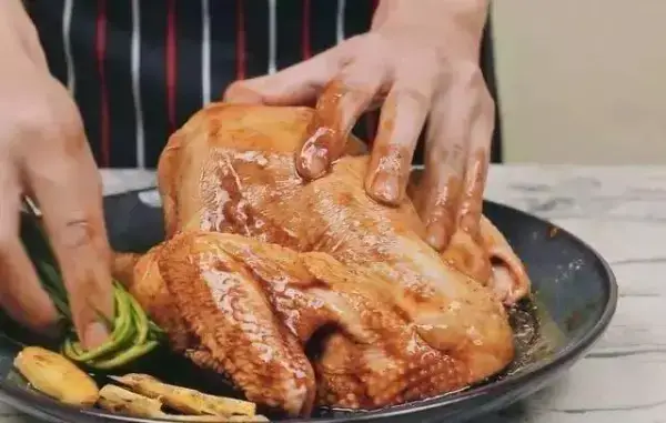 一隻雞一個電飯煲，一家人夠吃一頓了，實在太香了