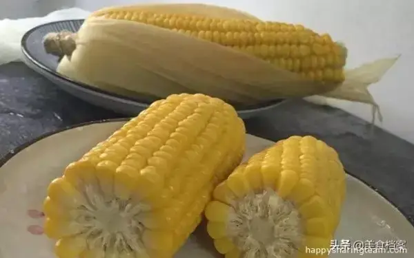 煮玉米時加這兩樣，煮出來的玉米更香甜好吃！