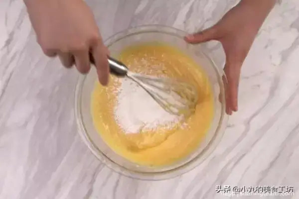 最簡單的乳酪蛋糕做法，不回縮不開裂，5分鐘學會！