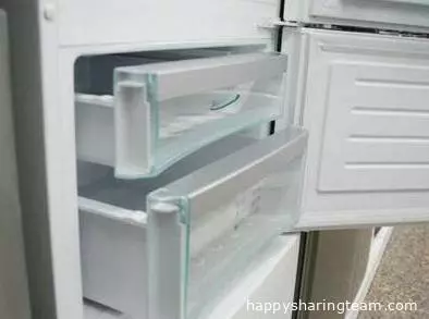 冰箱膠條發霉不必換！用這個方法去除霉跡，不傷冰箱不費錢！