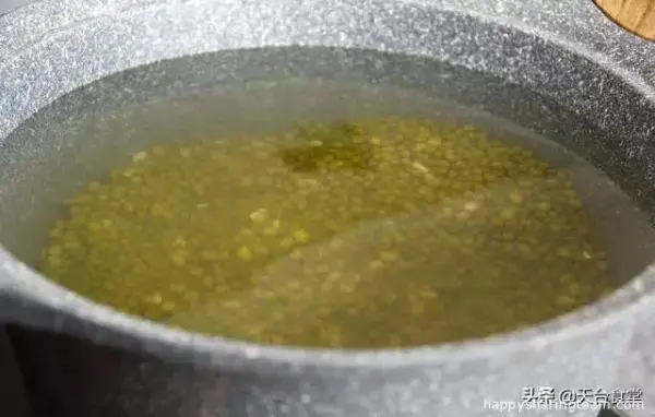 綠豆糖水這麼做，甜而不膩，消暑氣非常好喝！