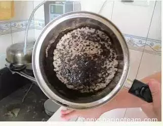 鐵鍋燒焦難清洗，教你用這個方法，幾分鐘恢復原貌！