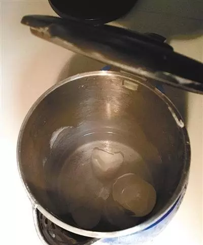 燒水壺裡的水垢難清？教你6種方法快速去除！