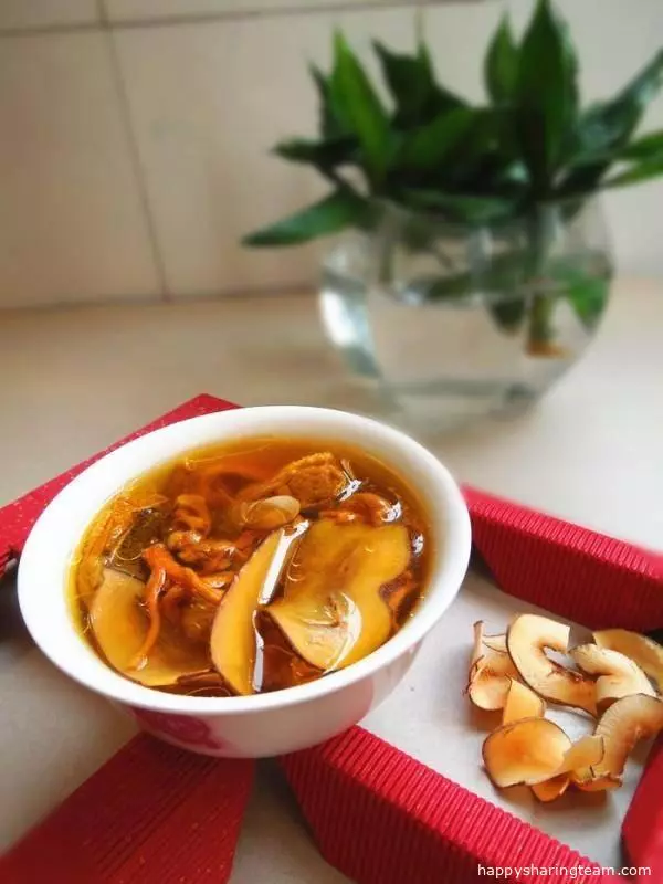 海底椰蟲草花燉雞湯，做法簡單營養美味，快試試吧！