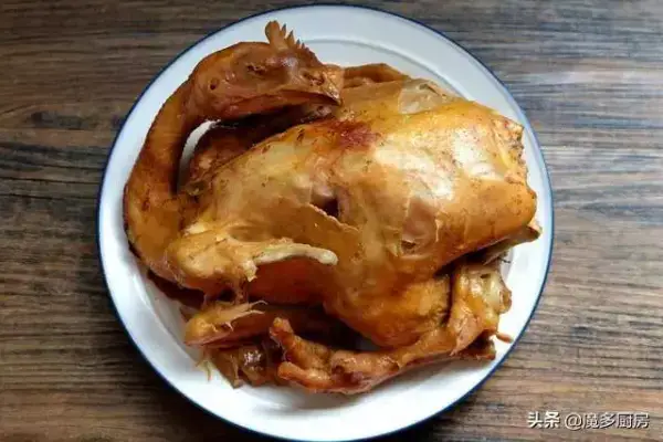 用電飯鍋做烤雞，雞肉鮮嫩多汁，不幹不柴，香軟脫骨