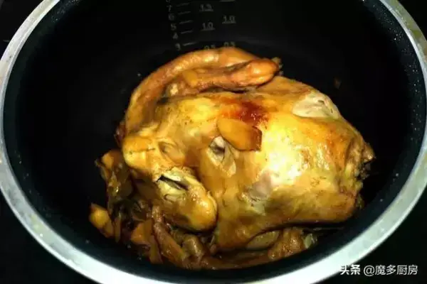 用電飯鍋做烤雞，雞肉鮮嫩多汁，不幹不柴，香軟脫骨