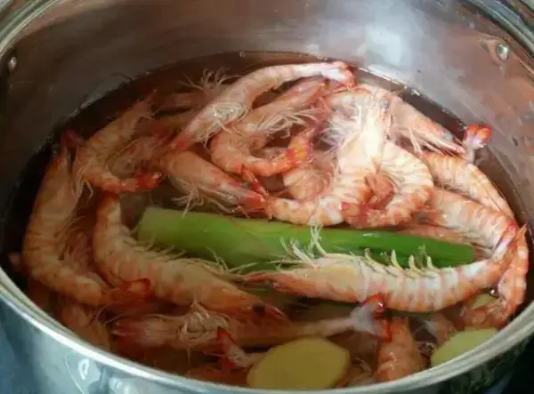 水煮蝦這樣做，蝦肉無腥味，鮮嫩好吃，原汁原味