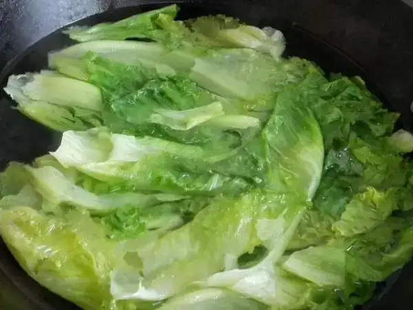 蚝油生菜這樣做，做法簡單，生菜翠綠不發黑