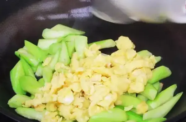 絲瓜炒雞蛋的正確做法，絲瓜翠綠不發黑，鮮香美味