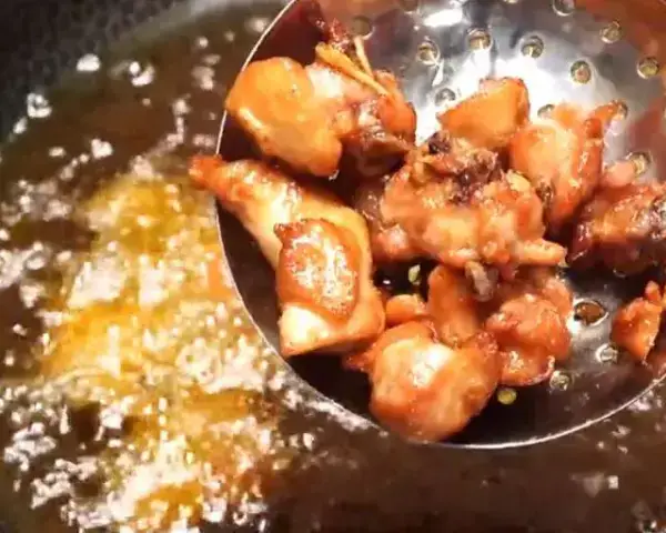 辣子雞的做法，外焦里嫩、香辣美味，愛吃辣必收藏
