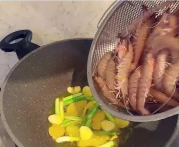 油燜大蝦的做法，上桌就搶光，愛吃蝦必收藏