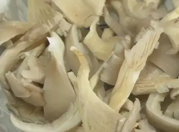 椒鹽蘑菇的做法，外脆里嫩，越吃越過癮