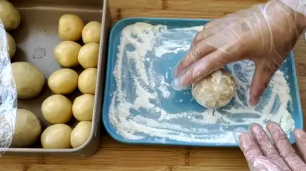 蓮蓉月餅的做法，香甜細膩，新手也能做