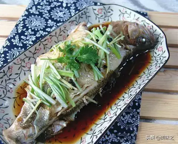 16道清蒸鱸魚的做法，鱸魚鮮嫩美味，營養又健康