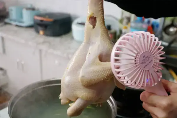 年夜飯必備的【白切雞】，學會「三浸三出」，皮脆肉滑，雞肉鮮香！
