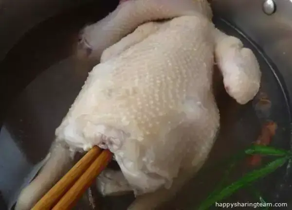 這才是白切雞的正宗做法，皮黃肉白，肥嫩鮮美！