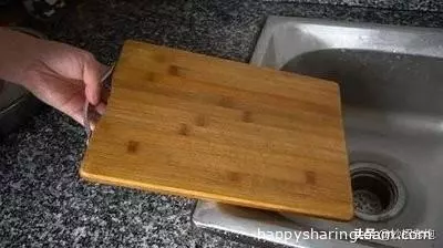 家裡的菜板發黑髮霉？教你一個清洗菜板的方法，輕鬆清除發霉！