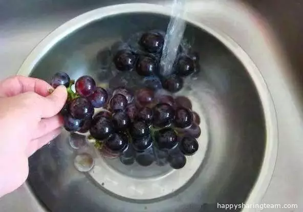 清洗葡萄時加點它，骯髒全部都洗出來！