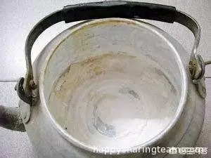 燒水壺裡有水垢別急著扔，這個方法快速去除！
