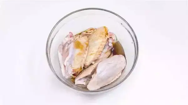 雞翅這樣做太好吃了！鹹蛋黃雞翅的做法，鮮香流油越吃越過癮！