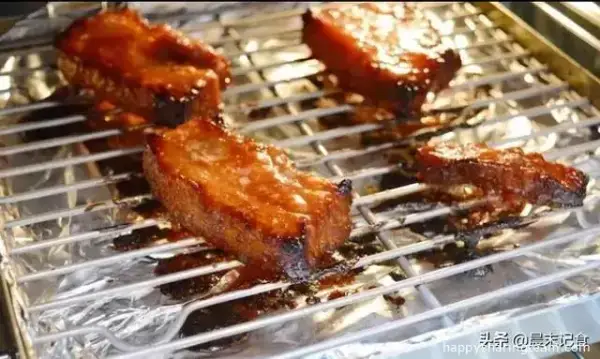蜜汁叉燒肉在家就能烤，做法非常簡單，不用出去買了！
