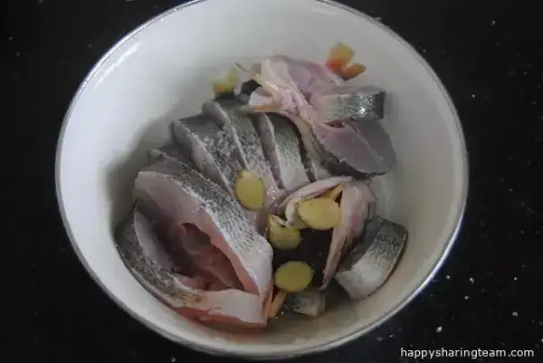 清蒸魚時，多加這一步驟，蒸出來的魚無腥味！鮮嫩好吃！