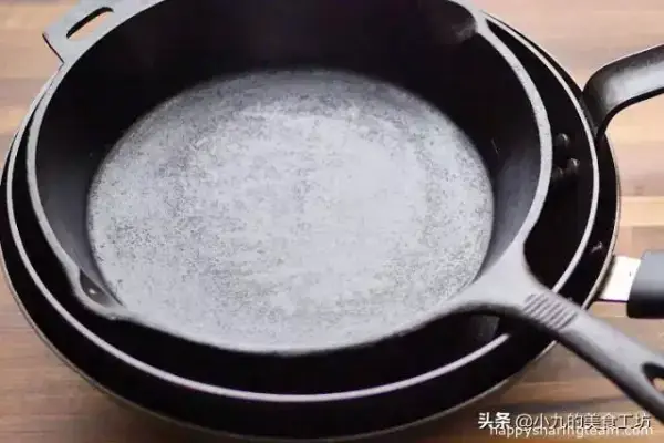 新鍋別直接用，教你開鍋的方法，炒菜不再粘鍋！
