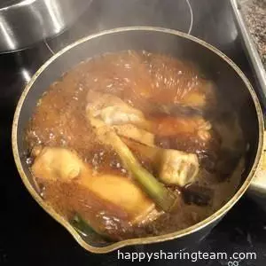 超簡單的醬油雞腿做法，鮮嫩好吃非常下飯！