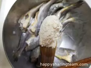 小魚不知道怎樣料理，試試這個炸小魚的做法，酥脆可口！