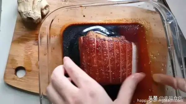 梅菜扣肉的家常做法，在家也能做軟糯香甜的梅菜扣肉！