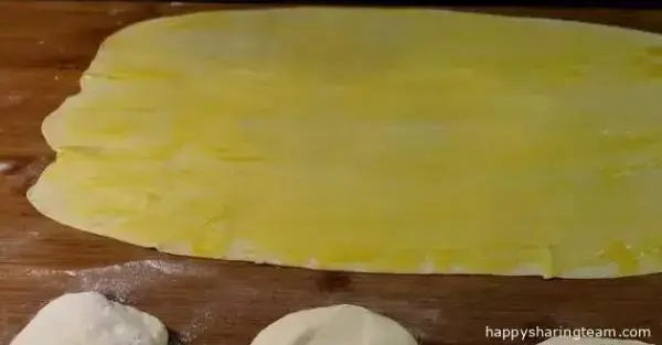 手抓餅的做法，外層金黃酥脆，非常好吃