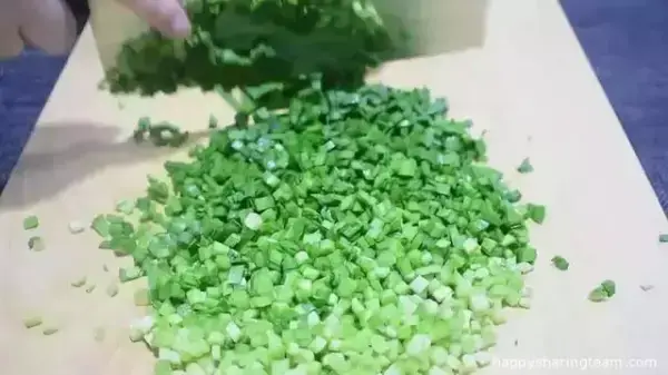 韭菜盒子新做法，不揉面不擀麵，做法超簡單