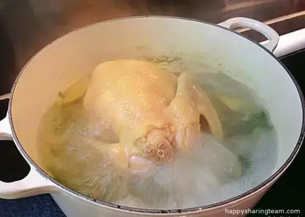 海南雞飯的做法，雞肉鮮嫩爽滑，油飯粒粒分明香味四溢