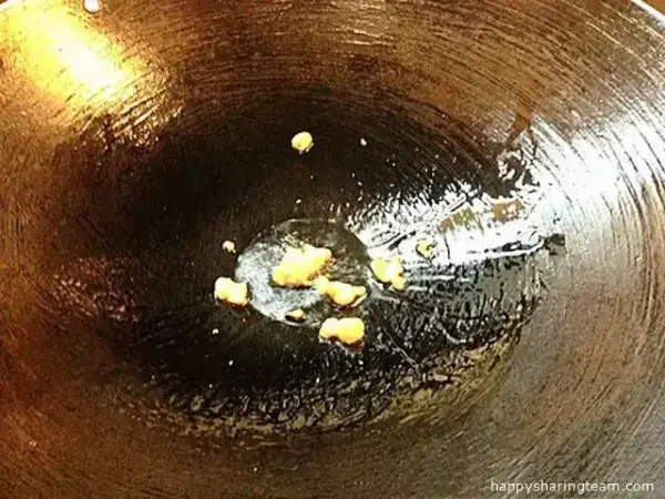 海南雞飯的做法，雞肉鮮嫩爽滑，油飯粒粒分明香味四溢