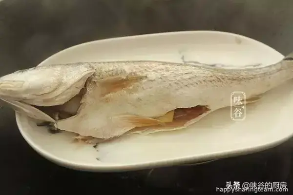 清蒸鱸魚這樣做，魚肉鮮美入味，沒有一點腥味