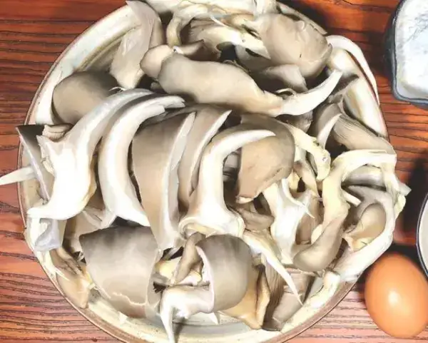 炸蘑菇的做法，蘑菇不油膩，焦香酥脆