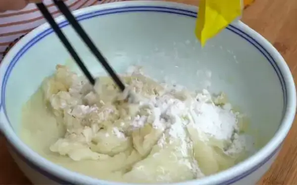 土豆蝦球的做法，顏色金黃口感酥脆，好看又好吃