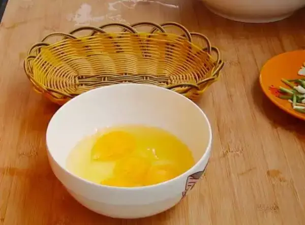 絲瓜炒雞蛋的正確做法，絲瓜翠綠不發黑，鮮香美味