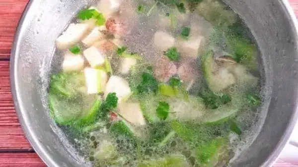 絲瓜豆腐花甲湯，湯頭非常鮮美，清熱解暑好喝