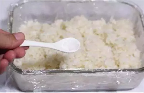 吃不完的米飯別扔掉，加點油和鹽，瞬間變成美味炸飯糰