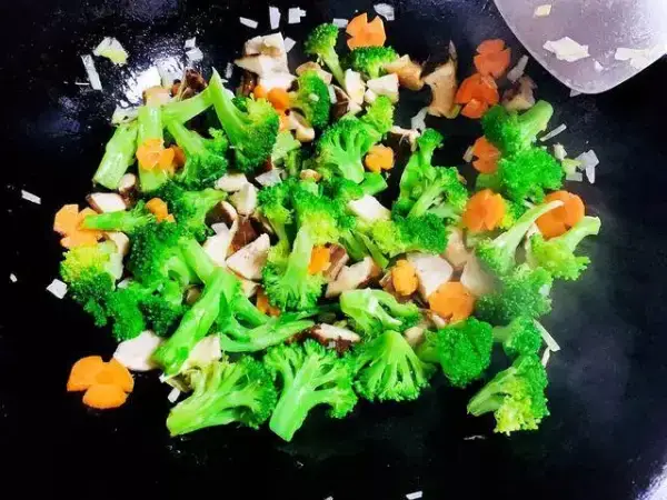 香菇西蘭花，素菜也一樣美味，營養又好吃