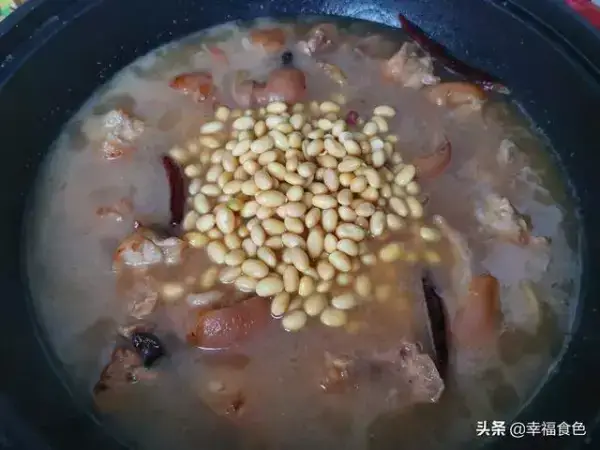 黃豆燉豬蹄的做法，醬香十足，非常下飯