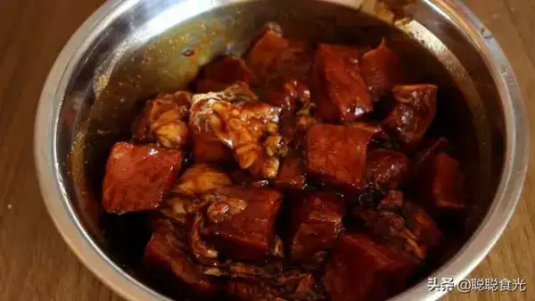 端午節自製鹹蛋黃肉粽，軟嫩不柴，鮮香入味