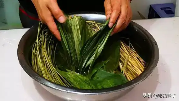煮粽葉時別直接下鍋，多加1步，粽葉柔軟不斷不裂