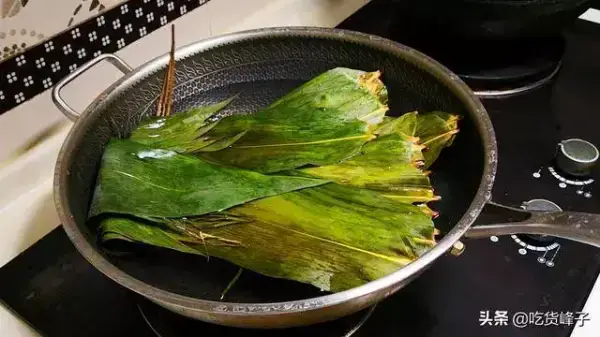 煮粽葉時別直接下鍋，多加1步，粽葉柔軟不斷不裂