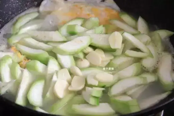 煎蛋絲瓜湯的做法，營養又鮮美，做法非常簡單