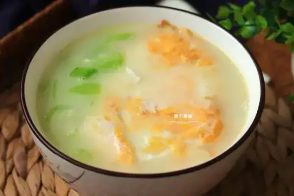 煎蛋絲瓜湯的做法，營養又鮮美，做法非常簡單