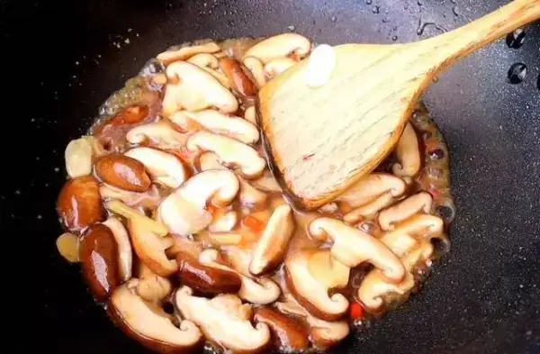 香菇不放肉炒著吃，簡單素菜美味下飯，試試做吧