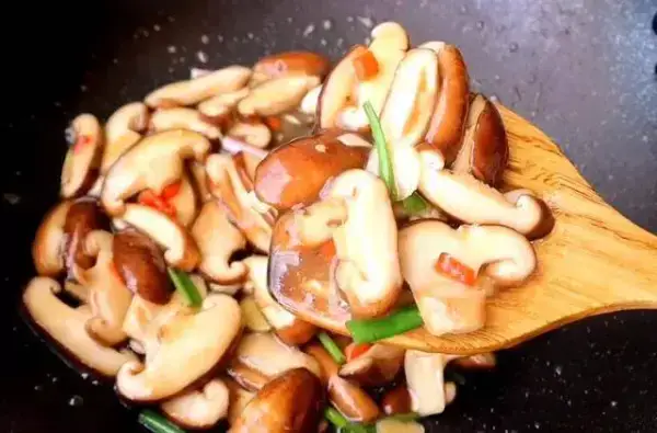 香菇不放肉炒著吃，簡單素菜美味下飯，試試做吧